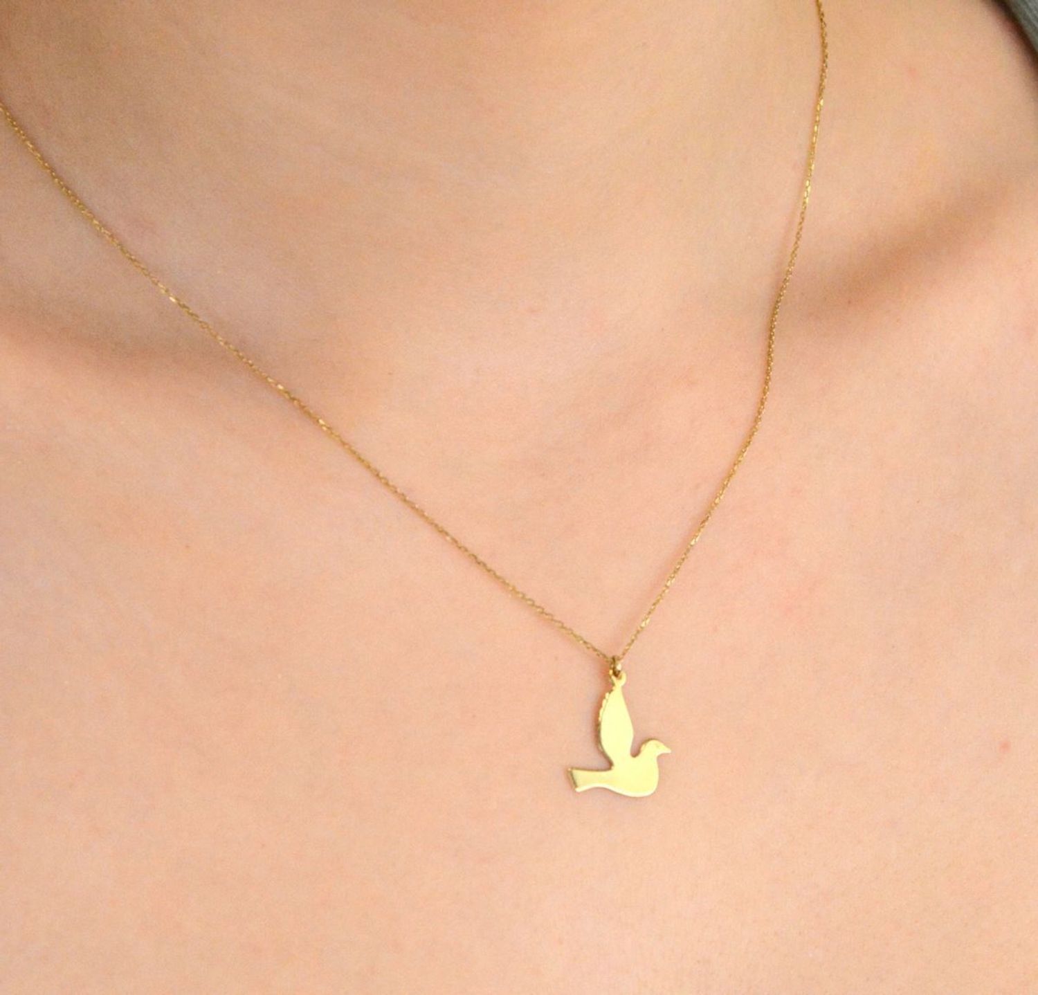 Złoty naszyjnik damski 333 Celebrytka z gołębiem to subtelna i ponadczasowa biżuteria, która z pewnością przyciągnie uwagę każdej miłośniczki eleganckich dodatków. 1.jpg